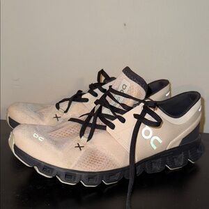 On Running Women's light pink /black Running Shoes